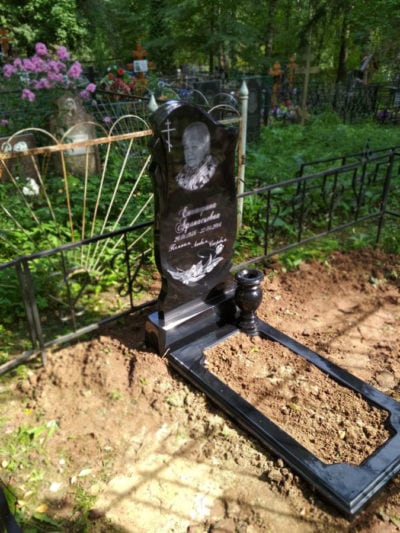 Памятник из литьевого мрамора СТ 055